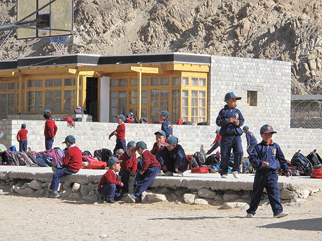 通称ランチョー・スクールの中。同じ制服を着た子供たちが大勢遊んでいる。