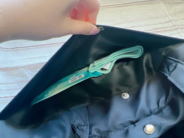 バッグ表面、背面側のポケットにはタオルハンカチと汗拭きシートをイン