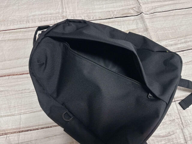 フロントの縦ファスナーを開けると大きなポケットが登場！