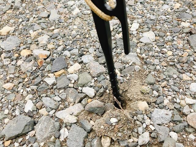 【ワークマン 電動ドライバー対応スクリューペグ 25cm】しっかりと地中へ埋め込めるので、風で飛ばされる心配がない