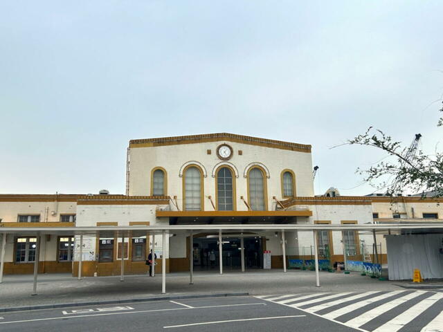 【台湾食べ歩きの旅 #17】可愛らしく古風な雰囲気を持つ台鉄嘉義駅。この駅舎ができたのは1933年で、日本人建築家による設計