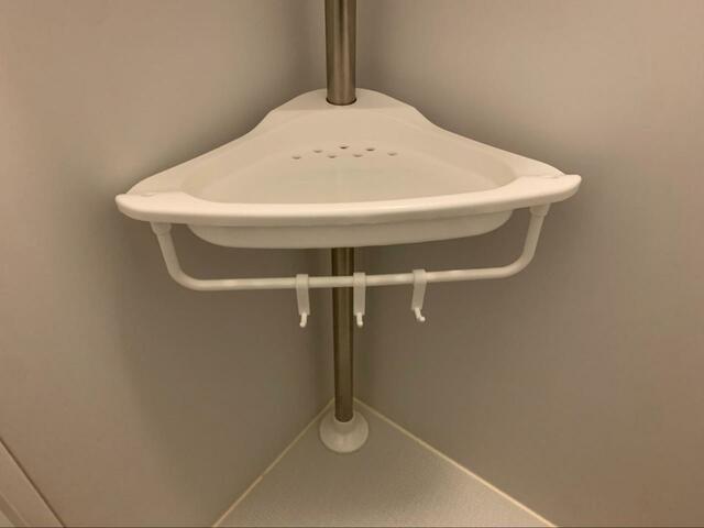 【ニトリ　ステンレスつっぱりコーナーラック4段】一番下のラックにはフックが3つ付いています