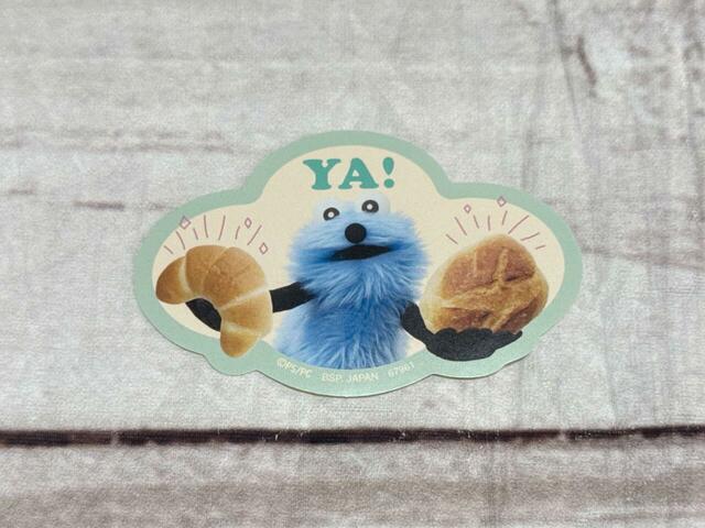 【⼀番くじ パペットスンスン】大好きなパンを両手に持っているスンスン。かわいい〜！