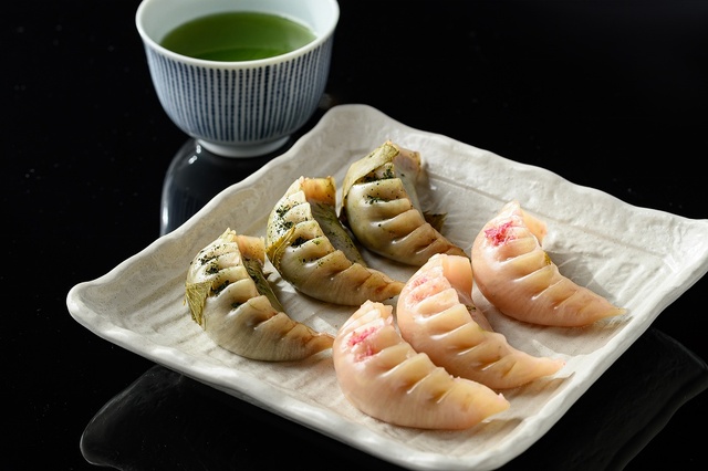 花びら舞う 北海道十勝産小豆餡とさくら餡たっぷり餃子