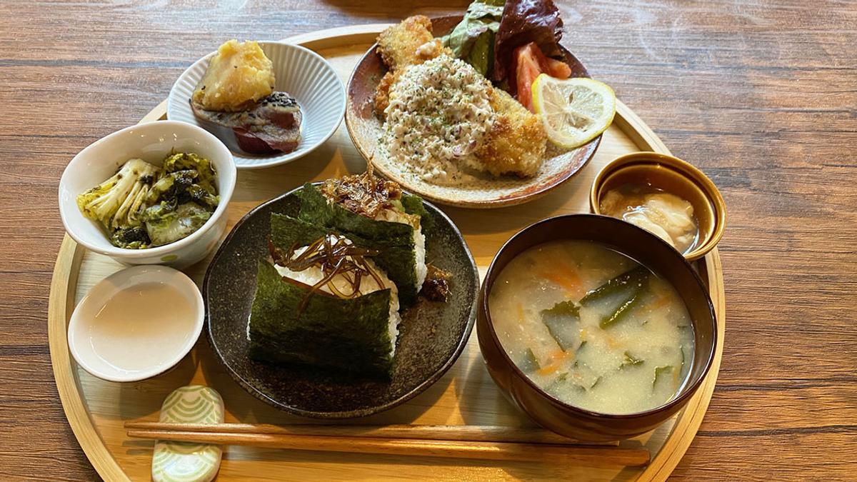 小鉢が勢揃いしたランチを堪能【こぐれひでこの｢ごはん日記｣】 - ウレ