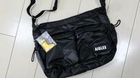 【AIGLE（エーグル） ビッグショルダーバッグ】サイズは約縦22×横31×マチ14cm。カラーはブラックのみです