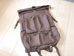 【ワークマン ジョイントバックパック スタンダードエディション】上部はロールトップタイプ。全体的に四角いフォルムがかっこいい！