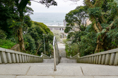 大洗磯前神社の階段 段数が多いだけでなく角度もあるので移動は大変です