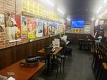 【牛たん酒場たんと　薄切り牛たん食べ放題】店内は古き良き庶民派の焼肉屋テイスト