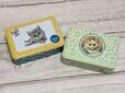 【カルディ／ラ・トリニテーヌ　クッキー　ロイヤルキャッツ　グリーン＆イエロー】各2,376円（税込）