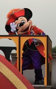 ミッキーはフック船長の船に乗ってやってきます