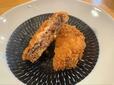 【ロピア 国産牛使用 牛肉メンチカツ】割ると中からタネが登場♪ひき肉ベースのしっとりした具で、衣のサクサクとのコントラストが絶品◎