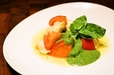トマトとモッツァレラのカプレーゼ バジルクーリ　780円（税抜）