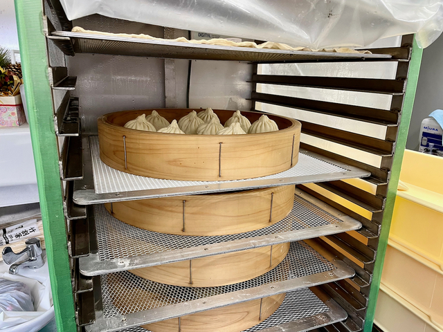 【茶寮 中野店】餡を包んだ皮を機械に入れて二次発酵