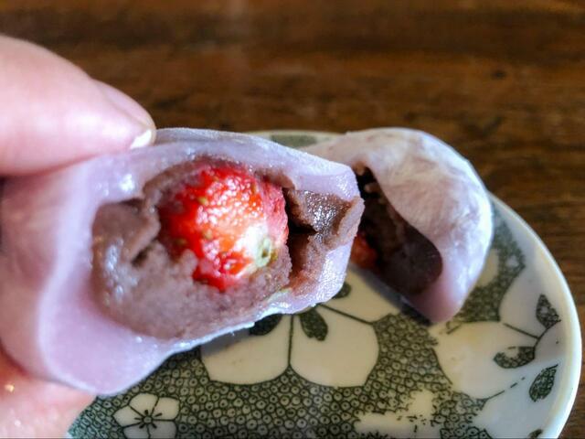 【シャトレーゼ　白州名水大福　苺】それでは早速いただきます！