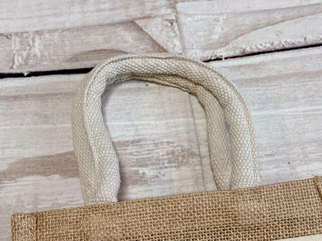 持ち手は綿素材。ハンドバッグ風に持てる長さ