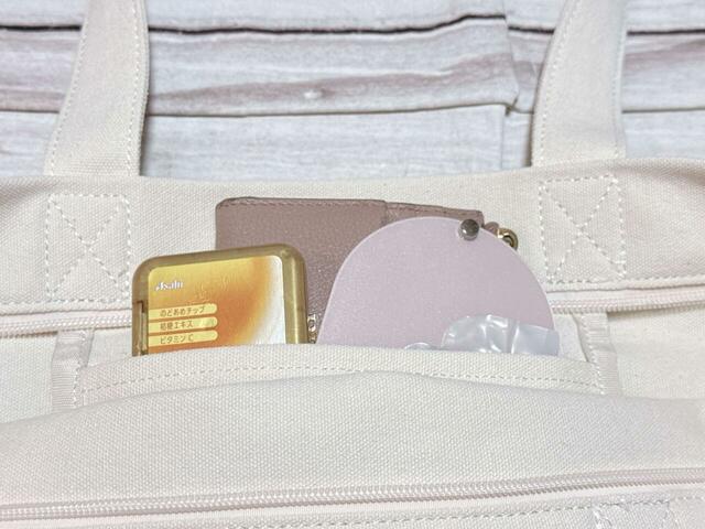 内側のポケットには財布代わりのフラグメントケースとミラー、ミントタブレットをイン！
