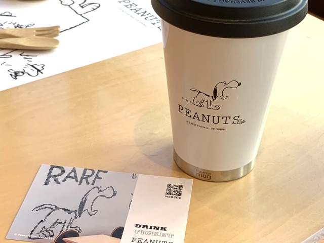 「数量限定ドリンクチケット付き thermo mugタンブラー 」(3,740円)PEANUTS Cafe全店舗で使用できるドリンクチケット付き(テイクアウト可)。