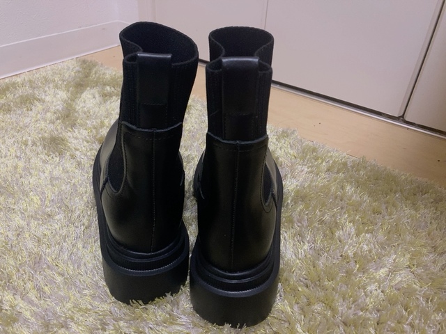 【GU リブニットソックスブーツ】履き口の後ろにはプルストラップが。引っ張ると簡単に脱げます