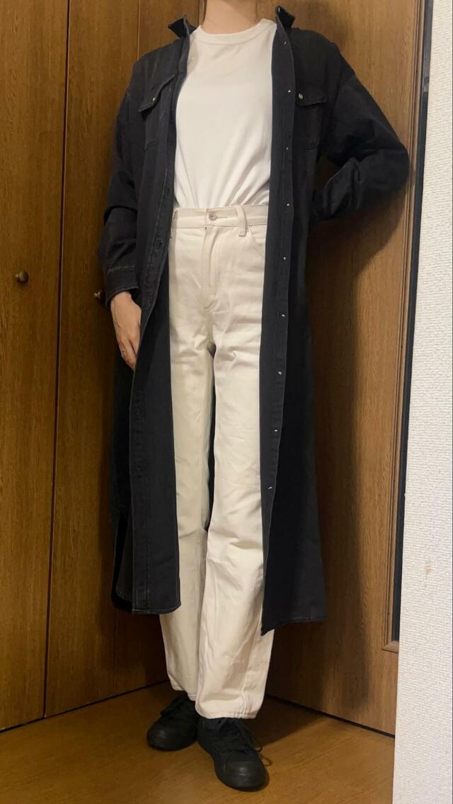 【AMERICAN HOLIC デニムワンピース】羽織りとして着用し白デニムと合わせてみました。デニム×デニムのオシャレコーデが簡単にできます!