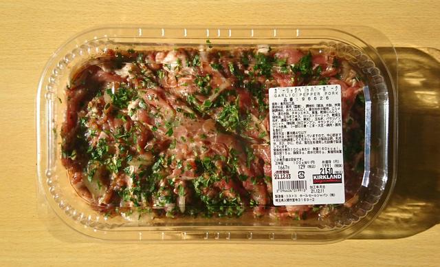 【カークランドシグネチャー　ガーリックペッパーポーク　1667g　2150円】フタを開けた瞬間から、ニンニクの香りが漂う