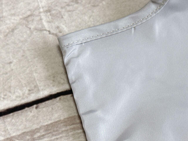 素材はポリエステル。さりげない光沢感が上品♪