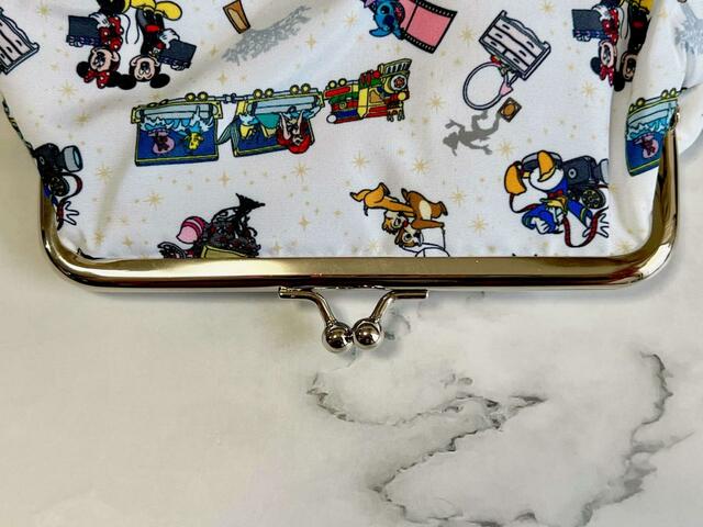 がま口はシルバーです！【Disney Store（ディズニー ストア）30周年限定特別柄 がま口ポーチ】