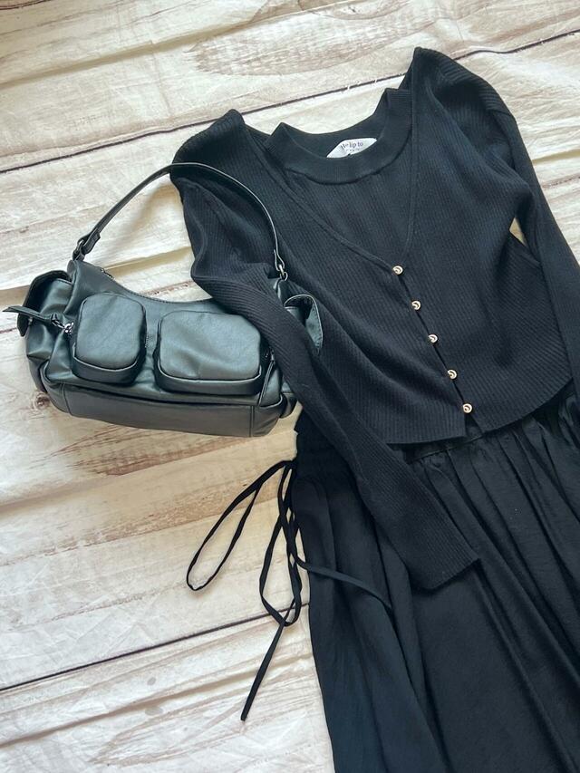 秋には夏のブラックロングドレスにカーディガンを羽織って。ブレザーに合わせてもGood！