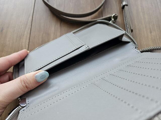 【BAYFLOW　多機能キースターミニウォレットショルダー2】左側にはボックス型の小銭入れと1枚分のカードホルダー、幅約2.5cm開くポケットが1つ付いています◎