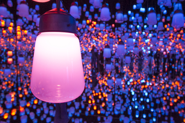 人に呼応するランプの光「呼応するランプの森 - One Stroke」