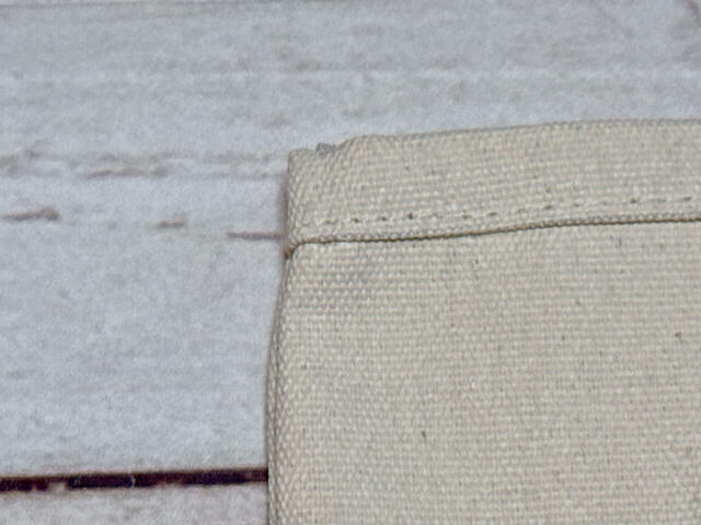 素材は綿とポリエステルの混紡。厚手で丈夫な生地です