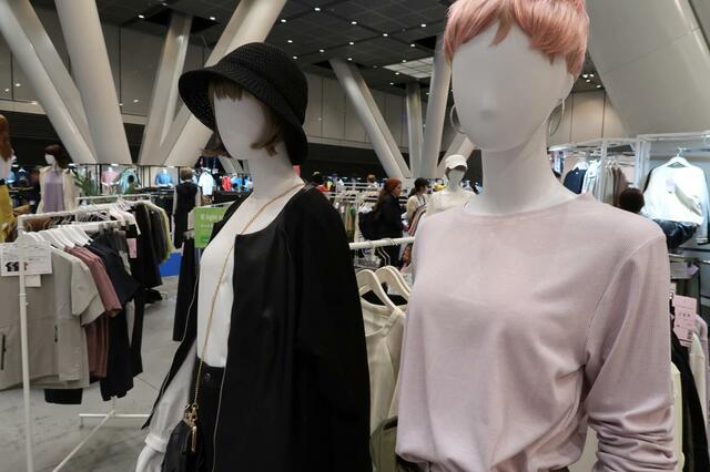 おしゃれなモノトーンコーディネート　小物も色々あります