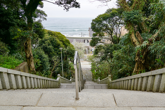 大洗磯前神社の階段　段数が多いだけでなく角度もあるので移動は大変です