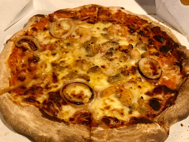 【ガスト　魚介たっぷりシーフードピザ】エビ、イカ、アサリといったシーフードに加えてトマトソースとチーズがトッピングされた贅沢ピザ