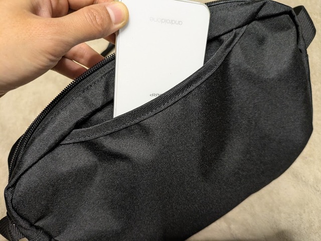 【無印良品 背面ポケット付き　撥水ショルダーバッグ】背面ポケットはスマホやハンカチ、ティッシュなどを入れるのにちょうど良さそう♪
