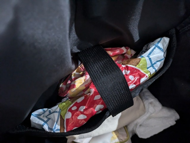 【無印良品　肩の負担を軽くする 撥水上から開くリュックサック】背中側はPC収納ポケットになっていてクッション性もあるのでノートPCやタブレットを持ち歩くのに便利！