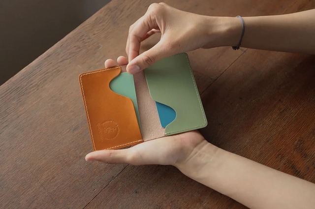 【小さいふ。クアトロガッツ】名刺はもちろんのこと、ICカードやクレジットカードなどの少し厚みのあるカードもしっかり収納できる