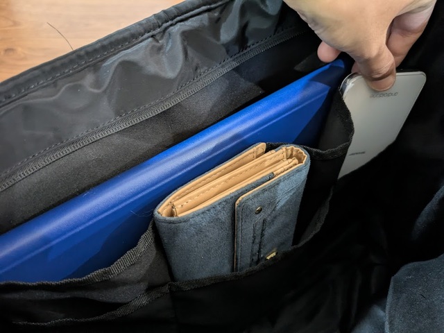 【3COINS  アーバンドリフトショルダー】内部の3つのオープンポケットは、長財布も入る大きめサイズです