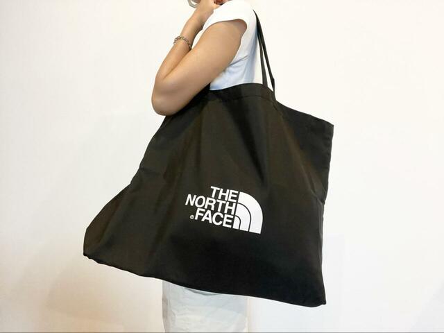 【THE NORTH FACE ザショッパーバッグ】上下ホワイトコーデに合わせると、バッグの黒が映えてスタイリッシュな雰囲気に♪