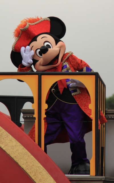 ミッキーはフック船長の船に乗ってやってきます