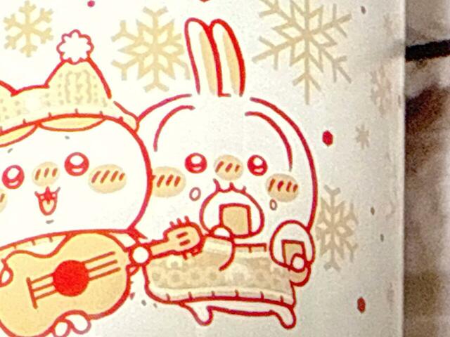 両手におにぎりを持ってわんぱくなうさぎ。ほっぺについたご飯粒までかわいいです…!