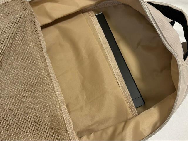 【ワークマン 軽量3レイヤーポケットマザーズリュック】PCスリーブとして使えるクッション付きポケットも搭載!12.5インチのノートPCもすっぽり入りました