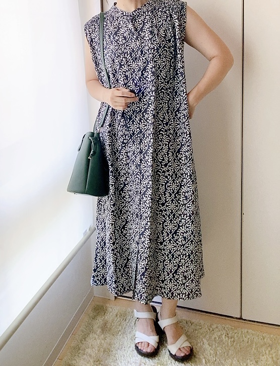 【ファッションセンターしまむら HIPTシャーリングワンピース】コーデ例1：首元までボタンを留め、1枚のワンピースとして着用