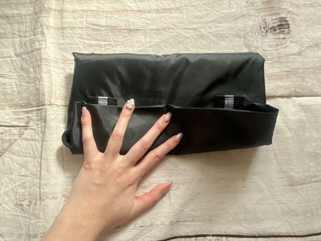 背面ポケットの縦の長さに合わせて下部を折りたたみます