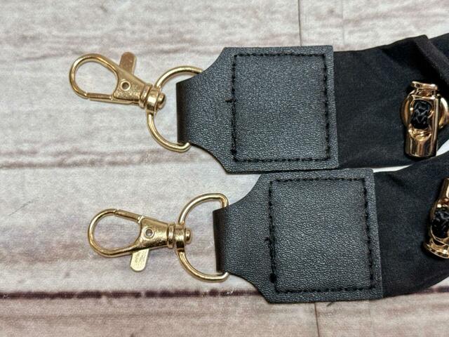 ショルダーストラップをつけるDカンの箇所はレザー調の生地で高級感たっぷり