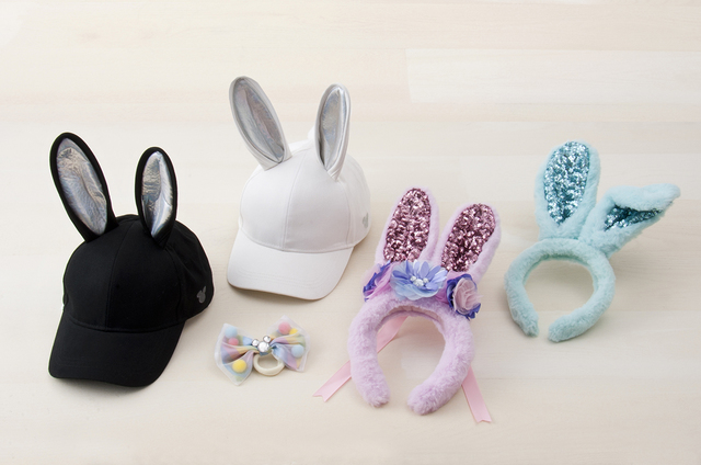 キャップ 各 2,600 円、うさみみカチューシャ 各 1,300 円、  ヘアゴム 700 円～900 円