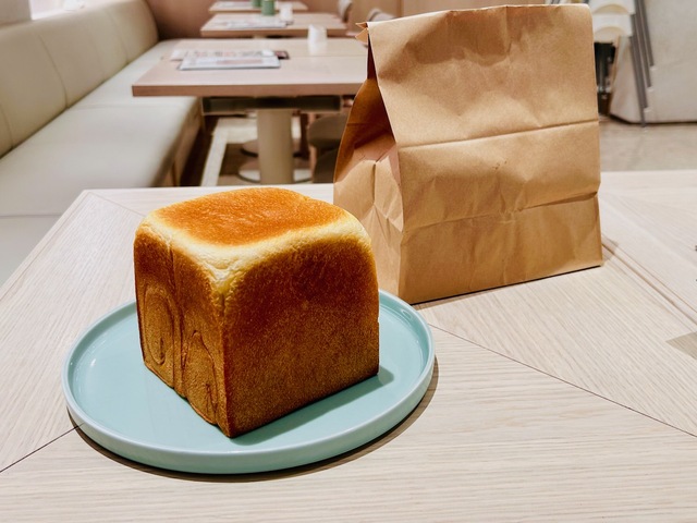 【よつ葉ミルクプレイス】ミルク食パン。テイクアウト商品なので、店内で撮影だけさせてもらいました