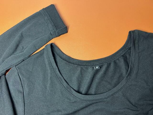 ワークマン×ファンケル保湿成分配合肌着/Rich Moist Veil 8分袖クルーネックT 1,500円(税込)　首後ろのタグ