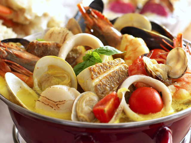 「白身魚とアサリのブイヤベース仕立て」<期間:2025年9月5日~11月30日>【松阪牛のステーキもハンバーグも食べ放題!「東京ベイ舞浜ホテル ファーストリゾート」の“贅沢ディナービュッフェ”!】