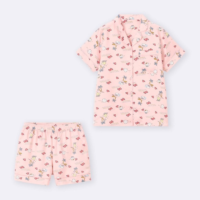 【ちいかわ×GU】「サテンパジャマ(半袖&ショートパンツ) CHIIKAWA」2,990円／おうち時間が楽しくなりそうなルームウェア